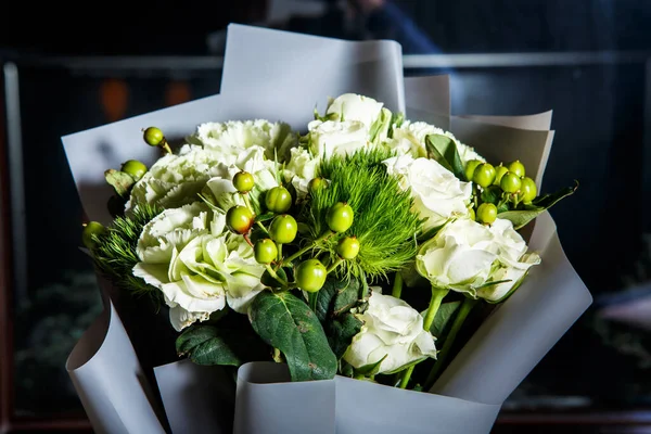 Gros Plan Bouquet Original Grandes Roses Blanches Verdure Fraîche Différents — Photo