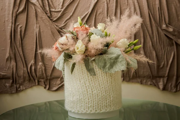 Lindo Buquê Original Feito Flores Brancas Algodão Fofo Rosas Sortidas — Fotografia de Stock