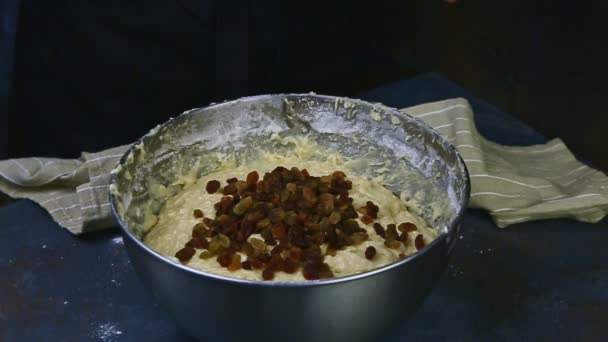 慢动作特写软酵母面团，葡萄干放在深金属碗中 — 图库视频影像