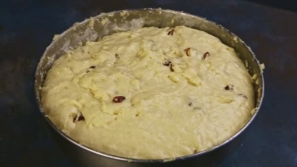 Lassan közelít a közelkép puha élesztő tészta mazsolával szolgált mély fém tál — Stock videók