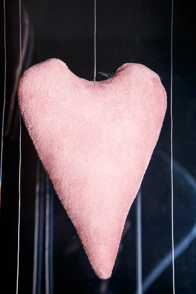 Detailní Velké Měkké Růžové Srdce Tvaru Ručně Vyrobené Hračky Visí — Stock fotografie