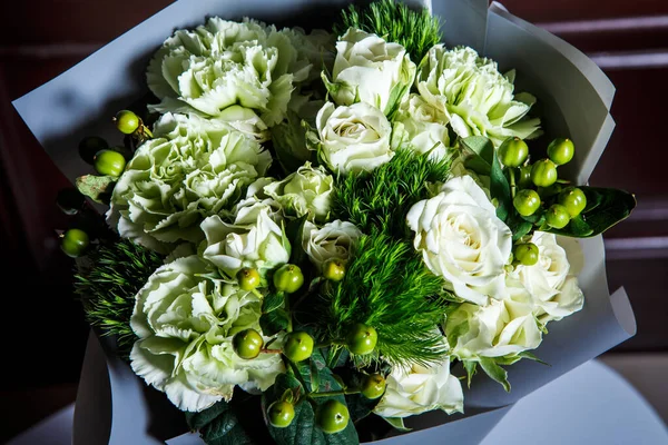 Büyük Beyaz Güller Taze Yeşillikler Gri Hediye Kağıdında Servis Edilen — Stok fotoğraf