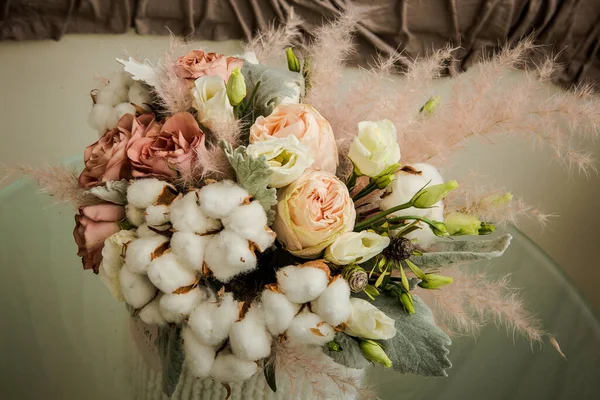 特写用白色蓬松的棉花 各种玫瑰和各种装饰细节制成的原花 — 图库照片