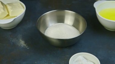 Küçük metal kasede panorama, şekerli beyaz kaselerin yanında duruyor.