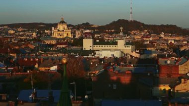 Lviv 'in eski tarihi merkezindeki yüksek kilise çan kulesinden gökyüzü manzarası.
