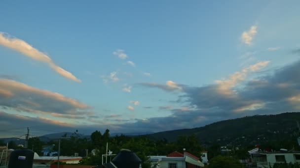 Panorama precis vid solnedgången himmel med mörka moln ovanför berg silhuetter — Stockvideo