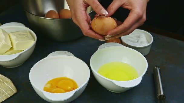 Mãos chef close-up movimento lento gema de ovo separada de proteína de ovo cru único — Vídeo de Stock