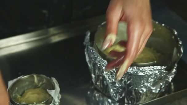 Mãos mulher closeup movimento lento colocar parte da massa de farinha de levedura macia em forma de cozimento — Vídeo de Stock