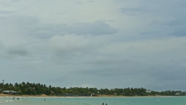 Швидко панорама прямо на великих пухнастих хмарах пливе над спокійним блакитним океаном — стокове відео