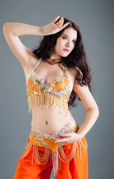 Zbliżenie Młoda Kobieta Długimi Ciemnymi Włosami Pomarańczowy Brzuch Tancerz Kostium — Zdjęcie stockowe