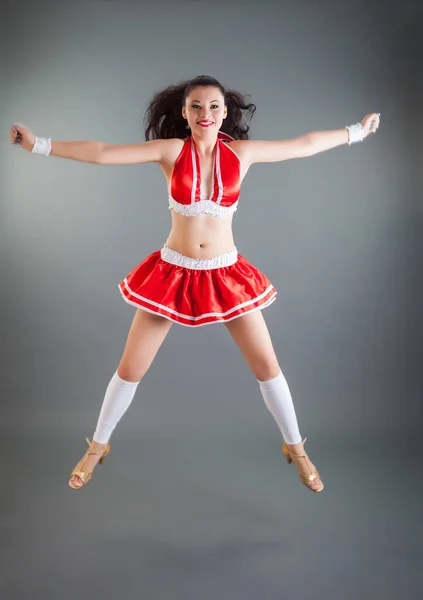 Jovem Atraente Com Cabelo Escuro Longo Traje Líder Torcida Vermelho — Fotografia de Stock