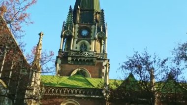 Ukrayna, Lviv 'deki katolik katedral kilisesinin eski saat kulesine yakınlaş.