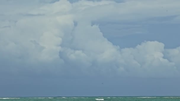 Panorama su grandi nuvole grigie su cielo scuro tempestoso sopra infinito oceano blu — Video Stock