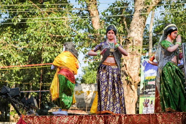 2012年1月25日 インドの伝統的な女性像が 1月9日のコタヤムの宗教祭でオープンプラットフォームに乗っている — ストック写真