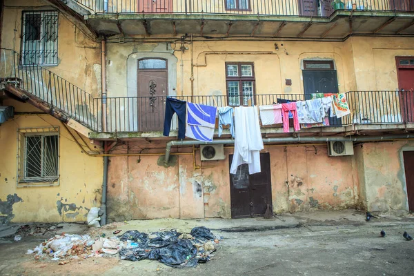 Vieille Cour Intérieure Avec Différents Vêtements Séchant Sur Balcon Dans — Photo