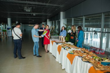 LVIV, UKRAINE - 24 Mayıs 2018: 24 Mayıs 'ta Lviv havaalanı salonunda bedava yiyecek ve içecek degustation açmaya hazırlanan insanlar