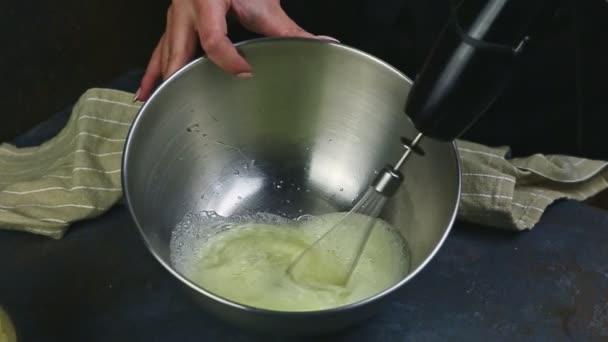 Pomalý pohyb detailní žena ruce šlehání whisk vejce bílé v hluboké kovové míse — Stock video