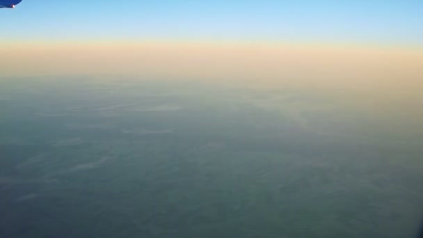 Vue aérienne depuis la fenêtre de l'avion sur un terrain vert avec brouillard blanc — Video