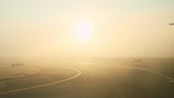 飛行機の窓からのパノラマビュー日の出に対して空の滑走路に乗る — ストック動画