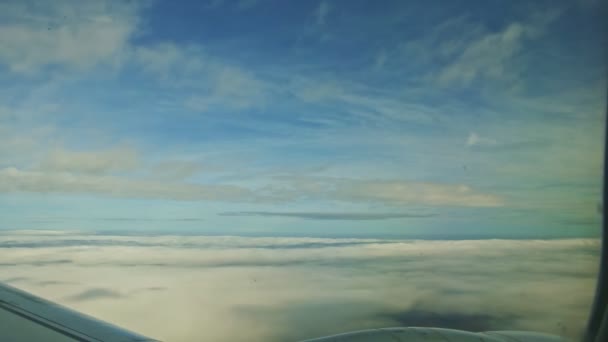 Vue aérienne depuis la fenêtre de l'avion sur de gros nuages blancs et duveteux — Video