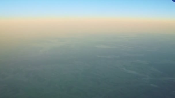 Soft focus vue aérienne depuis la fenêtre de l'avion sur terrain vert avec brouillard blanc — Video