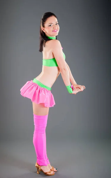 Jovem Morena Traje Dança Rosa Verde Posa Câmera Sorrindo Contra — Fotografia de Stock