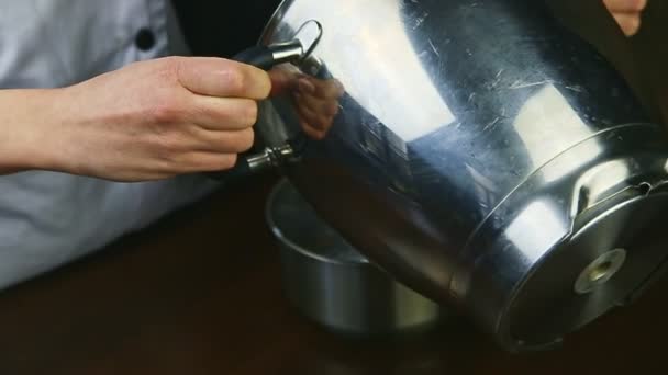 Ralenti sur la femme commence à verser du lait chaud de grand bol dans une casserole en métal — Video