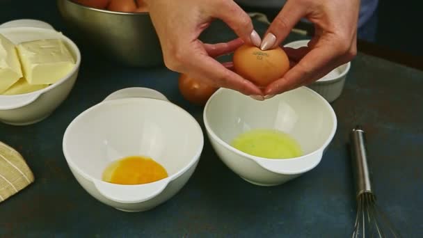 Lassított mozgás közelkép női kéz külön sárgája fehérje egyetlen nyers tojás — Stock videók