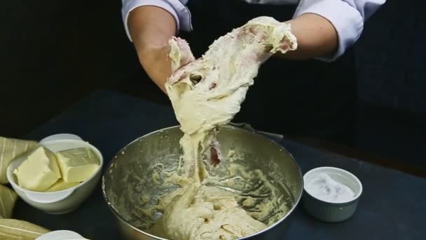 Zpomalený pohyb ženy v kuchařské uniformě čistí ruce od měkkého kvasinkového těsta — Stock video