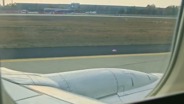 Vista aérea a partir da janela do avião em aeronaves motores a jato de aço se move por pista vazia — Vídeo de Stock