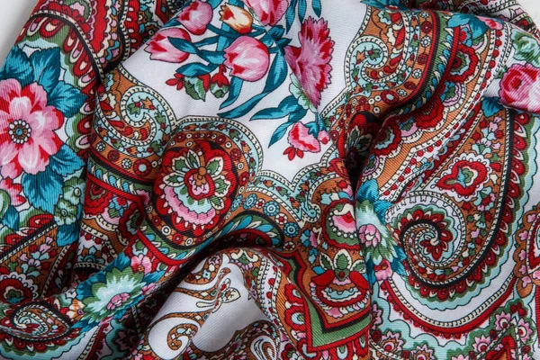 페이즐리 색깔의 꽃무늬가 스카프 수평으로 보이는 주름잡힌 — 스톡 사진