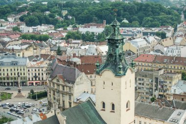 Ukrayna 'nın Lviv şehrinin tarihi merkezindeki eski yüksek katolik katedral kulesinin belediye binasının üst manzarası.