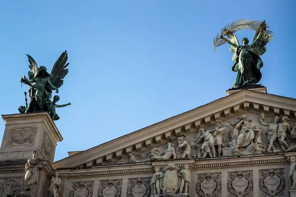 Ukrayna 'nın başkenti Lviv' de açık mavi gökyüzüne karşı ulusal opera ve bale tiyatrosu önünde büyük heykeller süslenir.