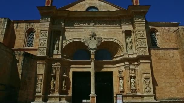 Close-up panorama sobre catedral católica antiga igreja exterior em Santo Domingo — Vídeo de Stock