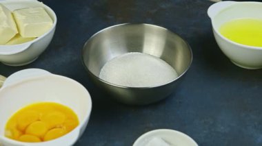 Küçük metal kasede yakın çekim görüntüsü. Şeker beyaz kaselerin yanında duruyor.
