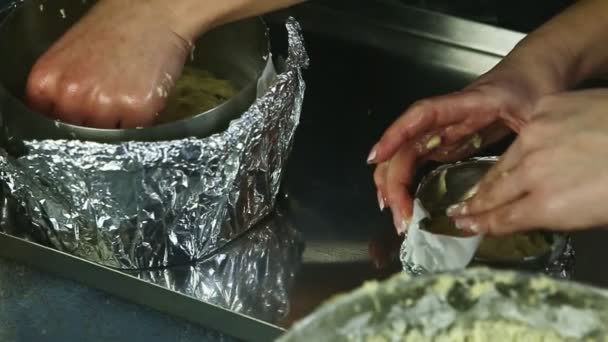 Powolny ruch zbliżenie kobiety ręce tamp część miękkiego ciasta drożdżowego do formy do pieczenia — Wideo stockowe