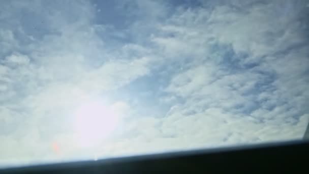 Vue aérienne depuis la fenêtre de l'avion sur un gros réacteur d'avion survolent le sol avec des nuages — Video