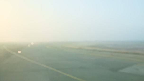 Vue panoramique depuis la fenêtre des vols en avion par piste vide contre les champs de brouillard — Video