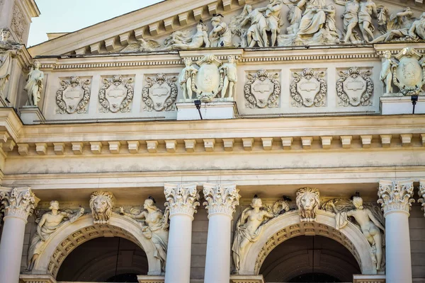 Fasada Teatru Opery Baletu Lwowie Różnymi Marmurowymi Rzeźbami Szczegółami — Zdjęcie stockowe