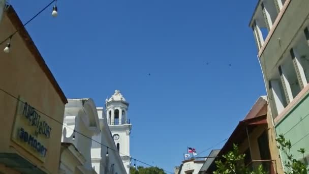 Lentamente panorama en el cielo azul claro por encima de casas históricas antiguas en la zona colonial — Vídeo de stock