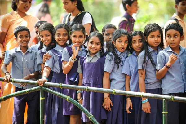 Trivandrum, Kerala, INDIA - FEBRUARY 04, 2012: Geleneksel üniformalı farklı Hintli öğrenciler, 4 Şubat 'ta Trivandrum' da kameraya gülümsüyor.