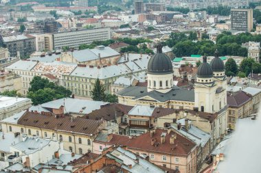 Ukrayna 'nın Lviv şehrindeki tarihi şehir merkezinde eski iç avlularda ve çatılardaki belediye kulesinden en üst manzara