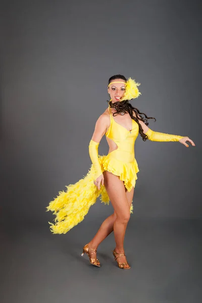 Atraktivní Brunetka Běloška Dívka Kudrnaté Vlasy Upřímném Žlutém Obleku Tance — Stock fotografie
