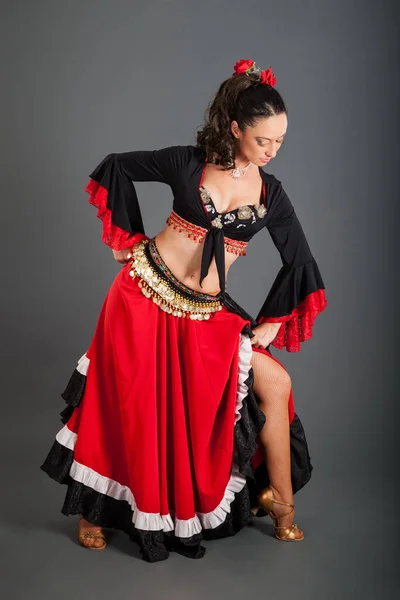 Beau Modèle Brune Costume Style Gitan Rouge Noir Roses Rouges — Photo