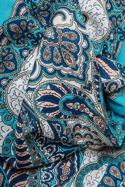 Top view närbild skrynklig blå bomull halsduk med ljusa orientaliska prydnad — Stockfoto