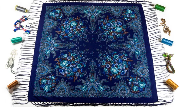 Vista superior em lenço de algodão azul com franja, ornamento floral e acessórios diferentes — Fotografia de Stock