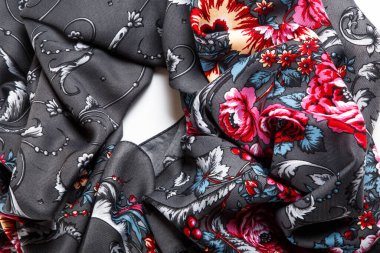 Üst manzara, buruşuk gri ipek eşarp ve parlak güller çiçek süsü.