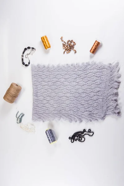 Pohled shora na skládaný ručně vyrobený šedý vlněný šátek s různým příslušenstvím — Stock fotografie
