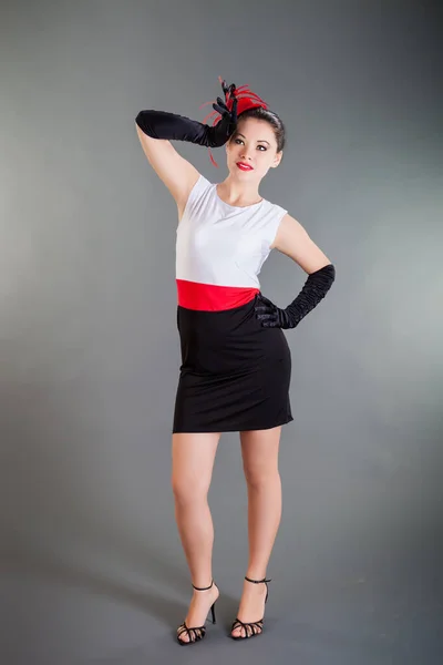 Jovem Bela Mulher Magra Chapéu Vermelho Vestido Preto Branco Curto — Fotografia de Stock