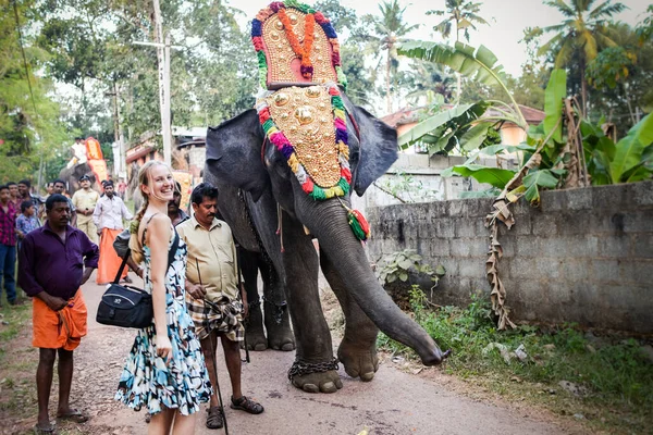 Kottayam Kerala Ινδια Ιανουαριου 2012 Λευκοί Τουρίστες Παρακολουθούν Στολισμένους Ελέφαντες — Φωτογραφία Αρχείου